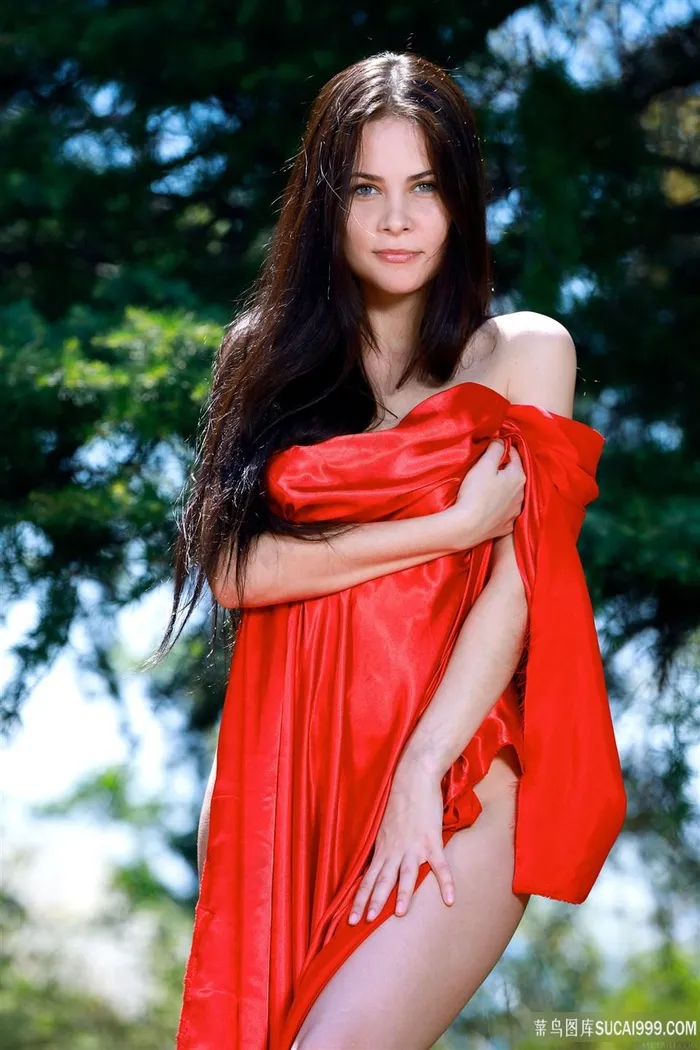 森林里的唯美国外美女图片