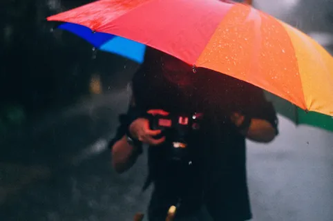 男人独自撑伞淋雨图片 男人独自撑伞淋雨图片