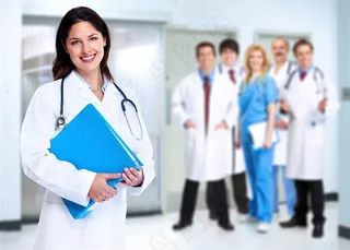 抱着文件夹的女医生高清图片