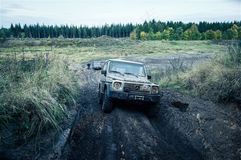 在荒野前进的越野车高清图片