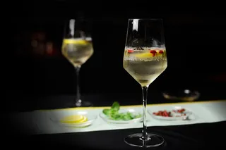 两杯冰镇香槟酒图片