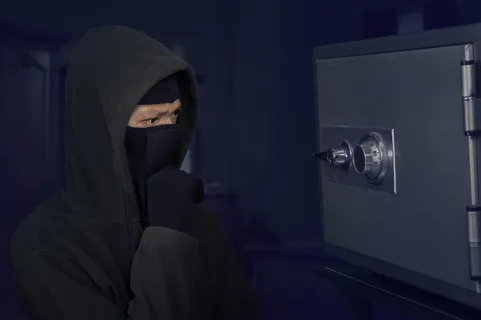 撬保险箱摄影高清图片