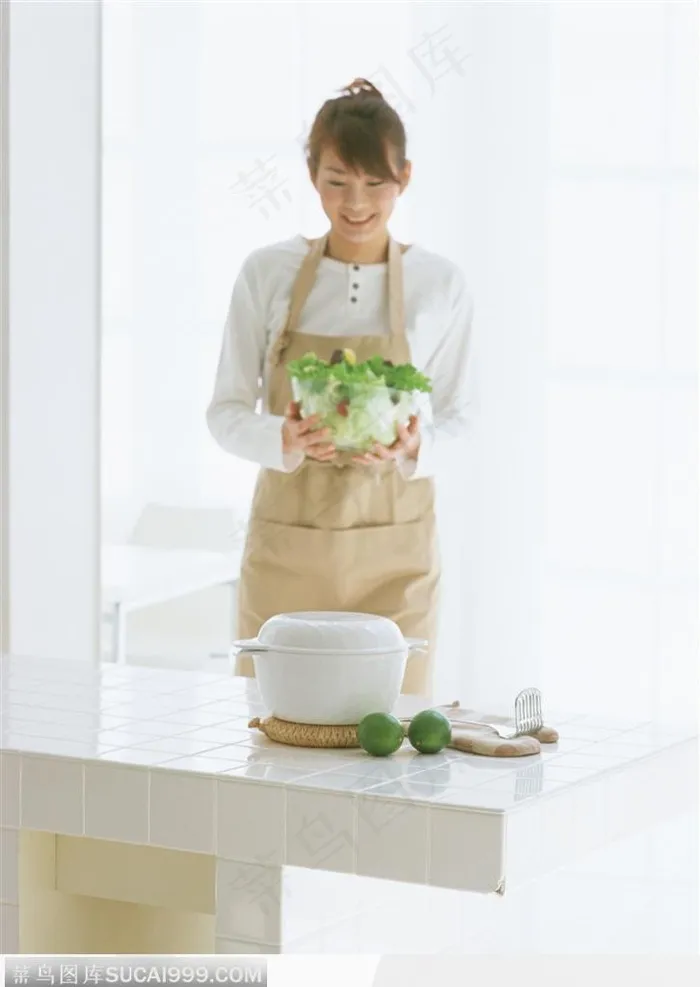 居家生活-端着蔬菜的主妇