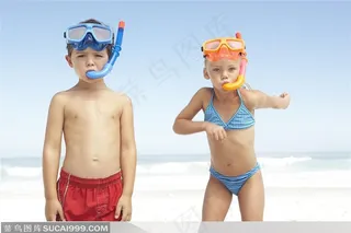 家庭海滩旅-戴上潜水准备的姐弟两