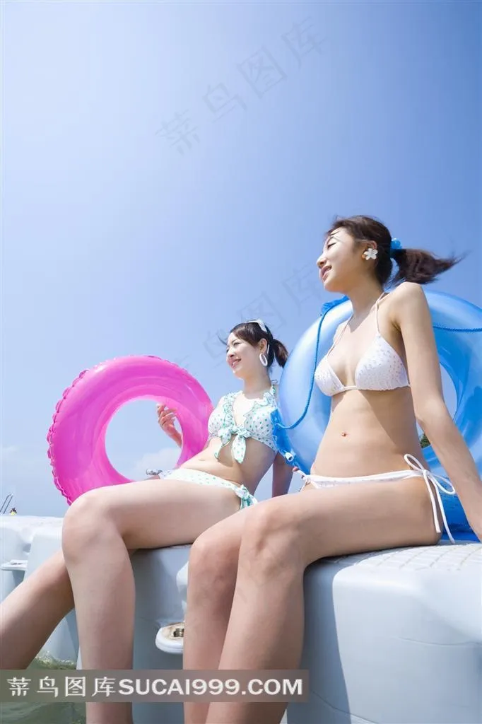 抱救生圈的泳装美女素材