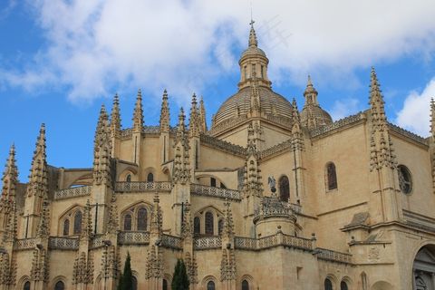 复古尖塔大教堂图片