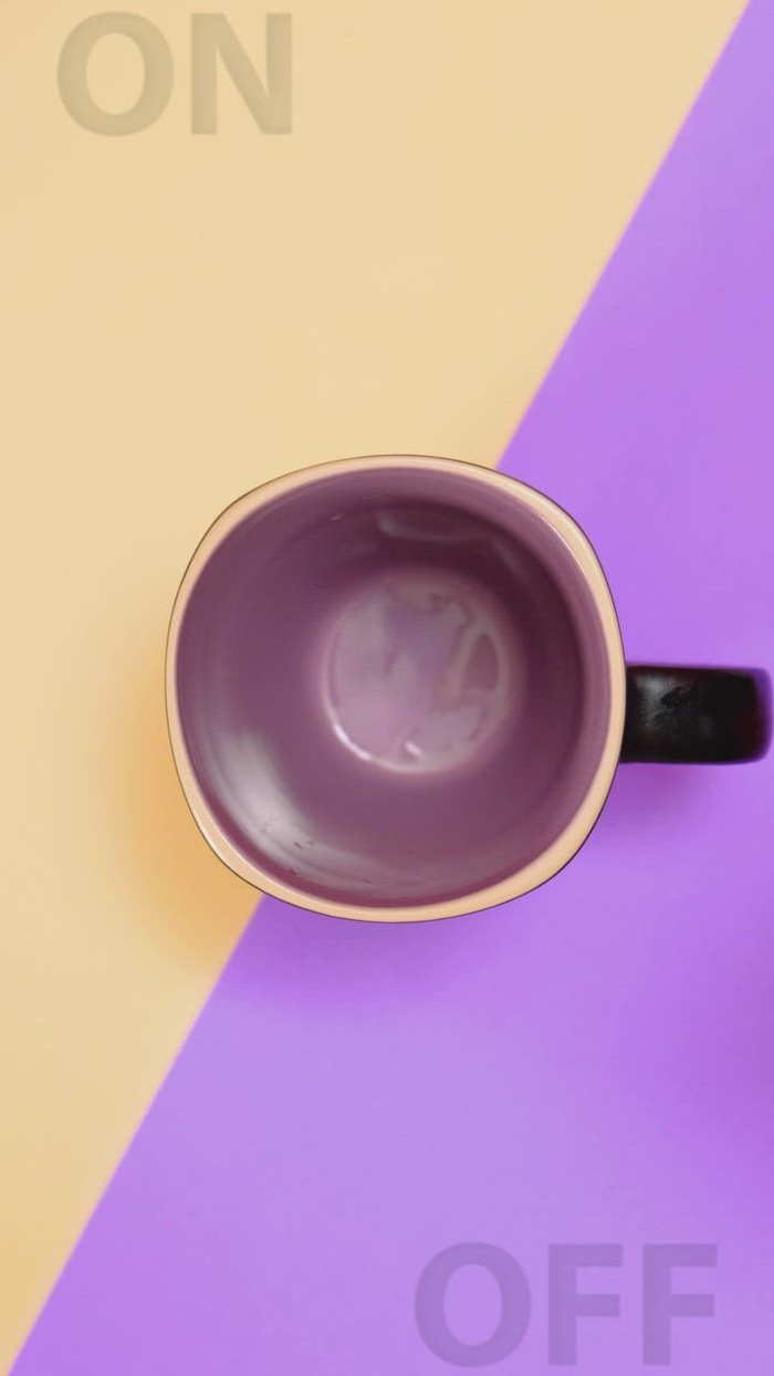 用咖啡装满杯子，在表面上用寓言唤醒