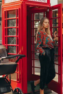 电话亭外的欧美美女图片 电话亭外的欧美美女图片