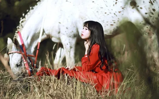 红衣美女与白马大图 红衣美女与白马大图
