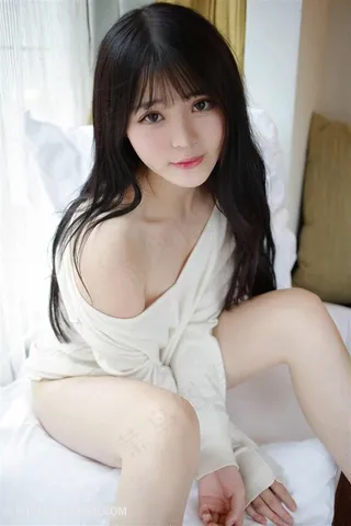 半露肩膀的清纯小美女