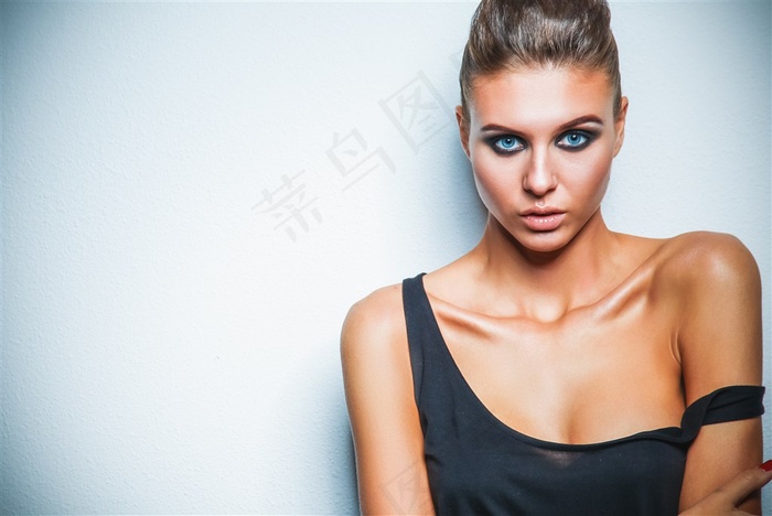 穿着吊带背心的女性高清图片