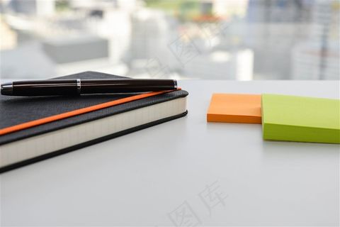 桌子上的笔记本