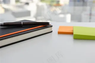 桌子上的笔记本