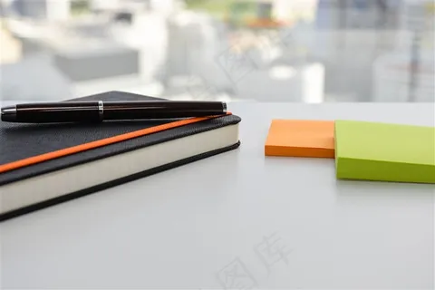 桌子上的笔记本 桌子上的笔记本