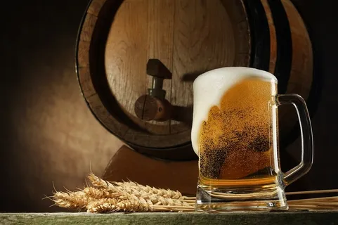 酒桶旁边装满啤酒的玻璃杯和小麦高清图片 酒桶旁边装满啤酒的玻璃杯和小麦高清图片