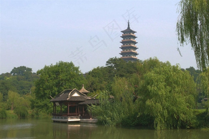 树林间的宝塔观景亭
