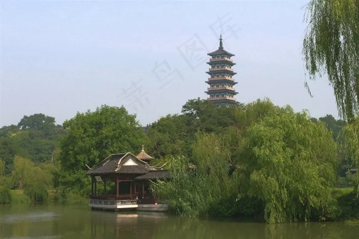 树林间的宝塔观景亭