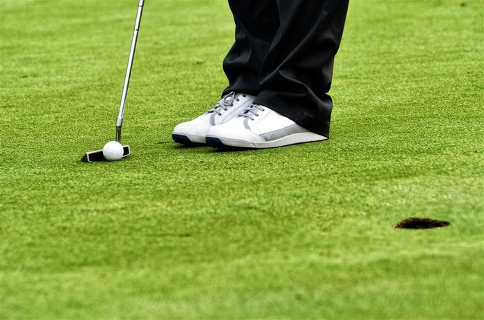 打高尔夫的人物与器材高清图片