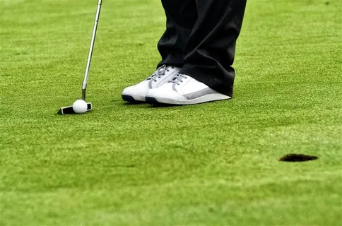 打高尔夫的人物与器材高清图片