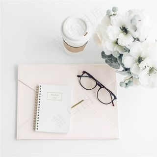 淡粉色的信封和眼镜