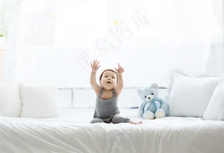 伸起双手的可爱幼儿