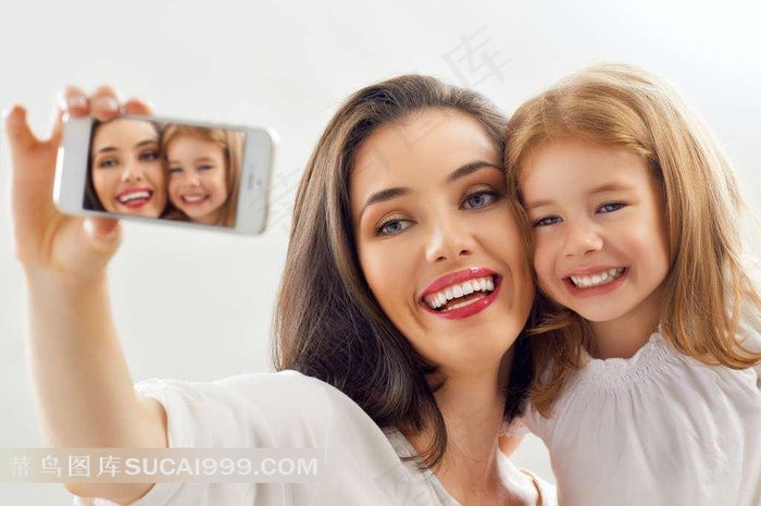 拿着手机自拍的母女高清摄影图片
