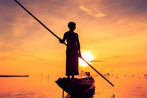 夕阳下划船的男孩高清图片 夕阳下划船的男孩高清图片