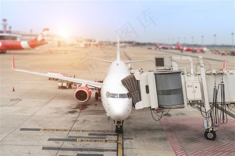 飞机场上正在清洗飞机的机器高清图片