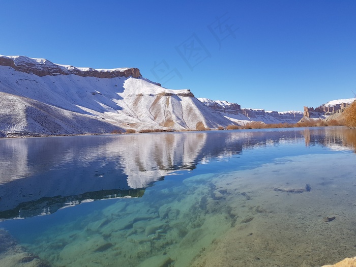 清澈湖水图片