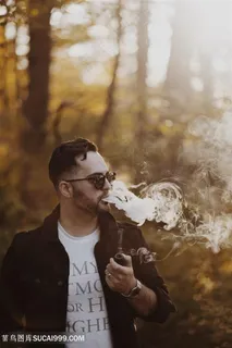 树林中抽烟戴墨镜帅哥图片