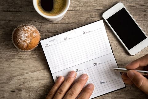 正在做备忘录的商务人士