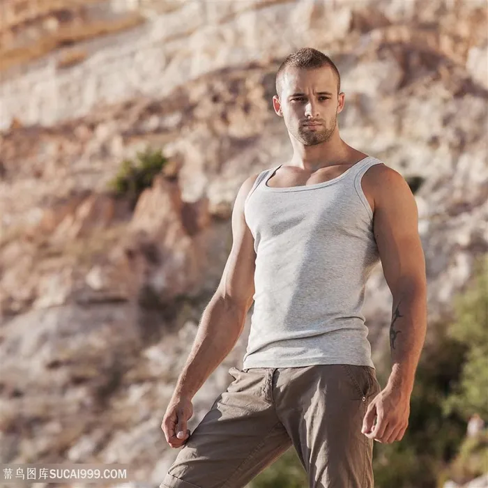 站在山崖上的猛男人肌肉男健美图片