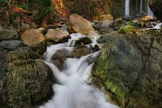 岩石瀑布水流图片