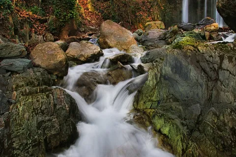 岩石瀑布水流图片 岩石瀑布水流图片