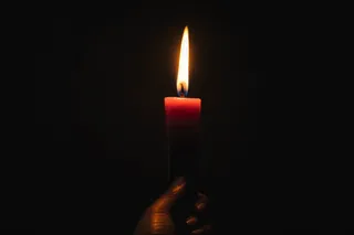 黑暗中的蜡烛灯光摄影图