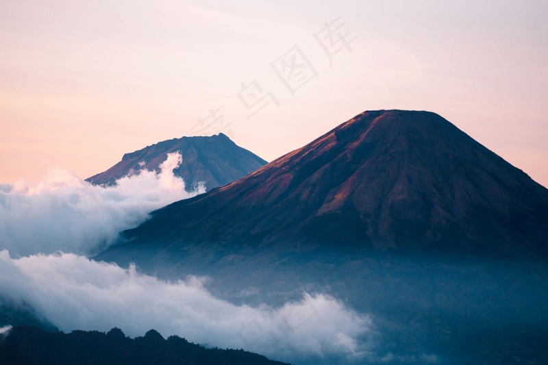 云雾缭绕的双峰