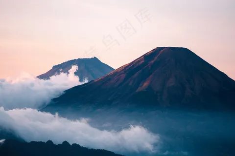 云雾缭绕的双峰 云雾缭绕的双峰