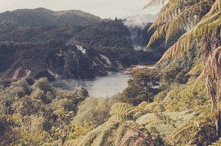 湖泊山峰图片
