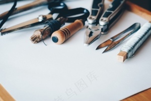 白纸上的缝纫工具
