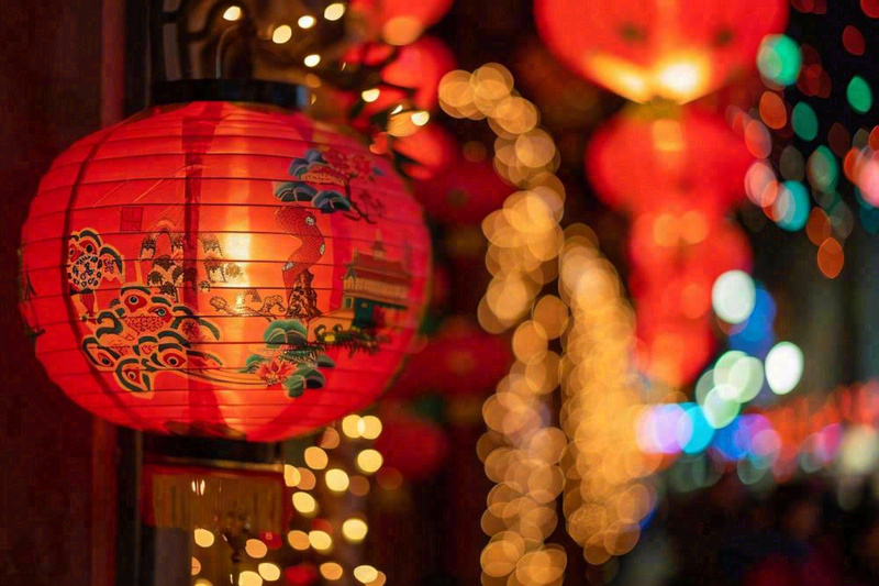 新春新年街上红灯笼热闹节日庆祝摄影图(1344x896)