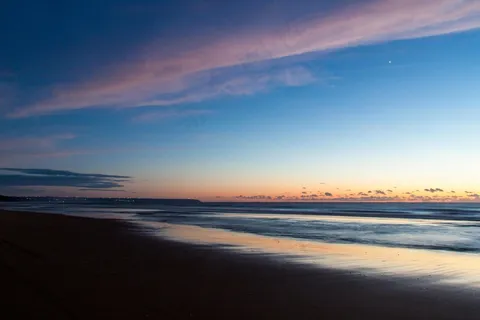 晨曦初现海滩辉映