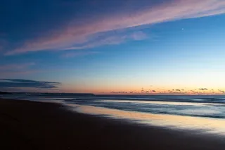 晨曦初现海滩辉映