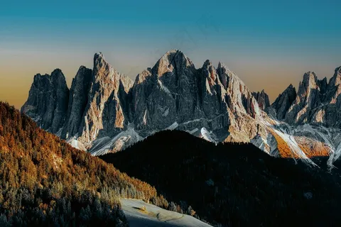 晨光中的巍峨山脉与森林