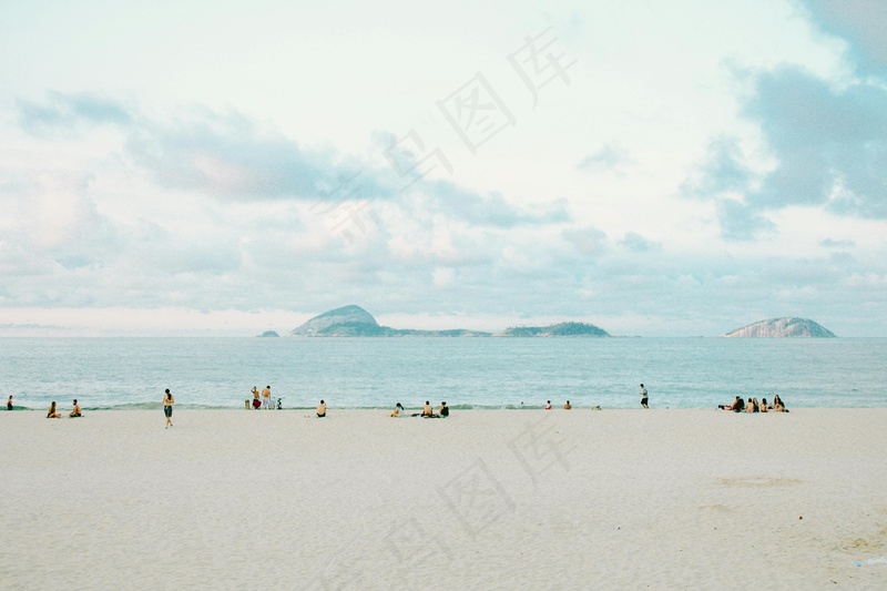 宁静海滩上的休闲时光
