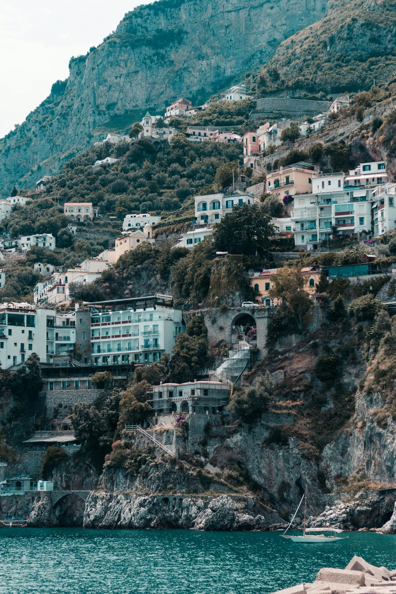 悬崖边的宁静海景小镇