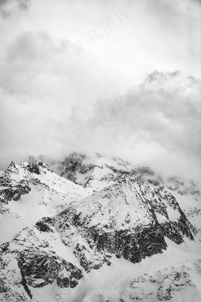 云雾缭绕的雪山之巅