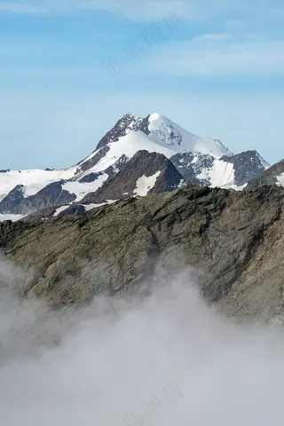 云雾中的雪山巍峨矗立