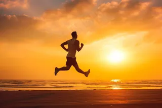 夕阳下奔跑的人运动跑步摄影图