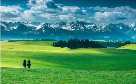 绿色大气风景远山广阔草原骑马人影风景图片