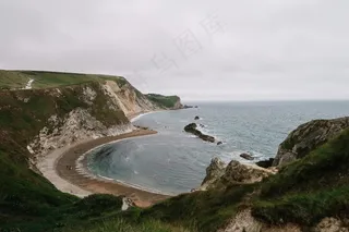 荒野海岸线的宁静清晨